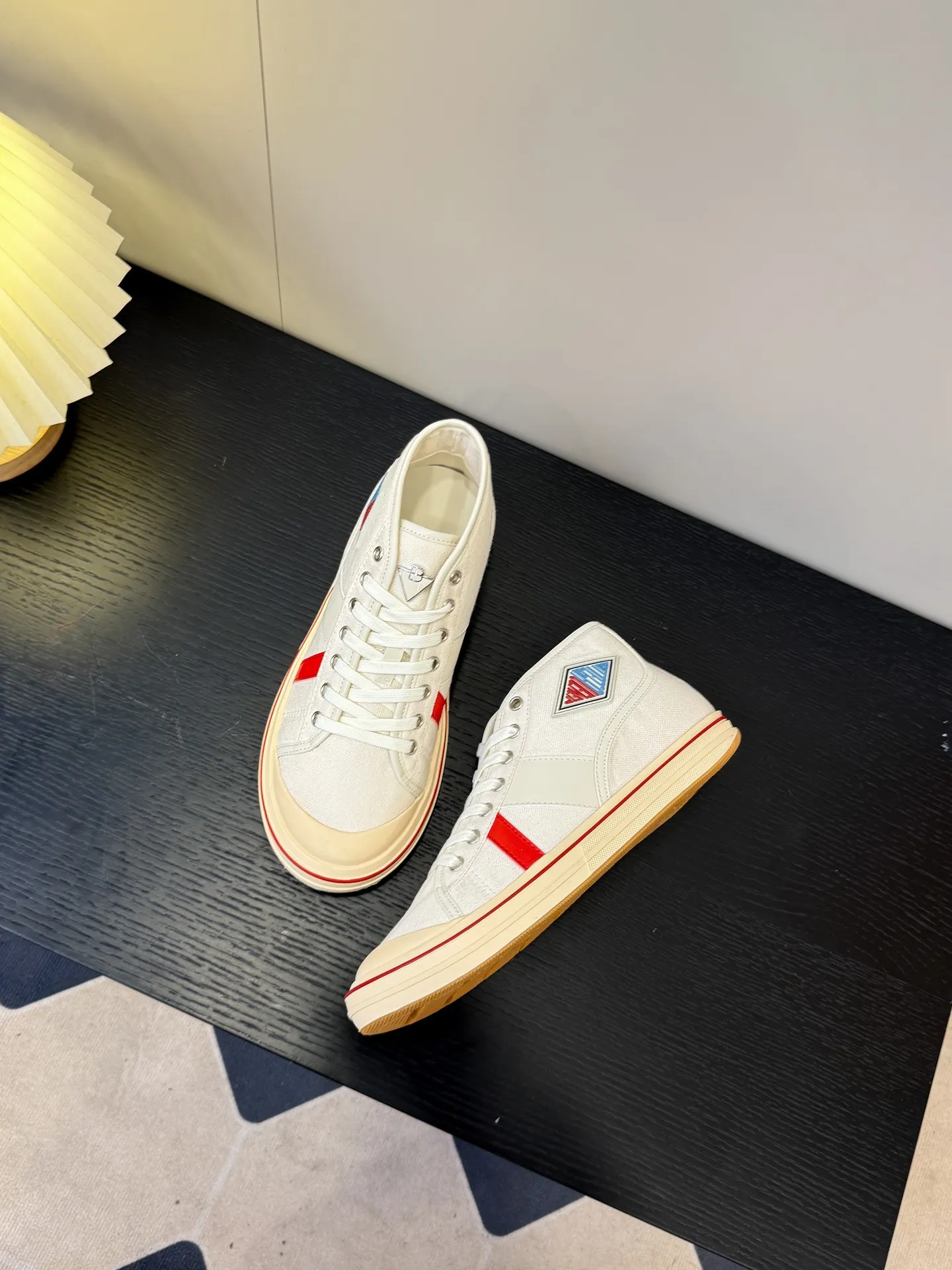 👟👟Ex-factory price 480👟👟 (Men’s size +1️⃣0️⃣) BVOrbit’s latest 2025 catwalk model, developed 1:1 from the original board, classic color matching elements! This is the biggest highlight of this shoe, eye-catching but not exaggerated design, super cool for daily use, super versatile whether paired with pants, sweaters or skirts, looks good no matter how you wear it, the more you look at it, the more you like it ❗️ Outsole: Original outsole Color: 4 colors Size: Female 35-40 Male 39-44